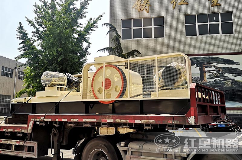 對(duì)輥式破碎機(jī)裝車(chē)發(fā)貨 對(duì)輥式破碎機(jī)裝車(chē)發(fā)貨