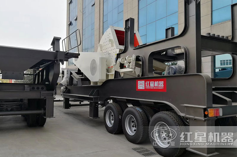 移動錘式破碎機發(fā)貨，移動靈活，轉(zhuǎn)場方便，效率高