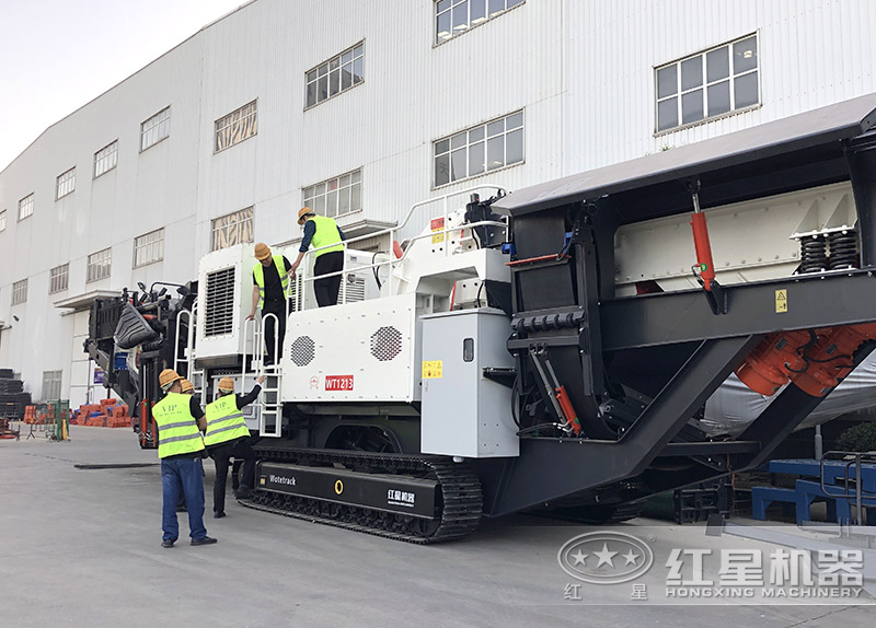 紅星機(jī)器移動磚頭粉碎機(jī)現(xiàn)貨，用戶實地考察