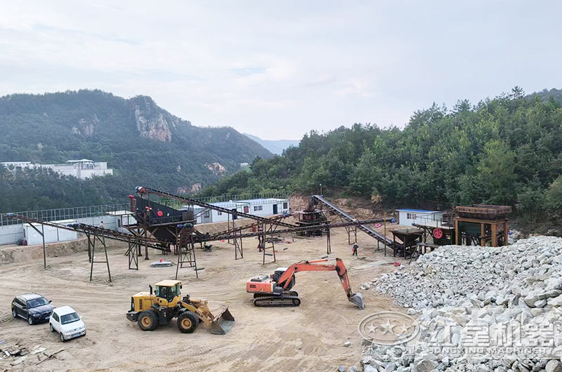 巖石碎石機工作現(xiàn)場圖片