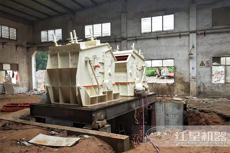 反擊式破碎機作業(yè)現(xiàn)場