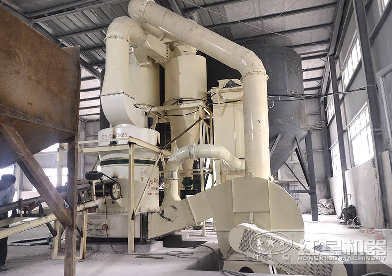 石頭磨粉機(jī)現(xiàn)場(chǎng)：配置一臺(tái)雷蒙磨