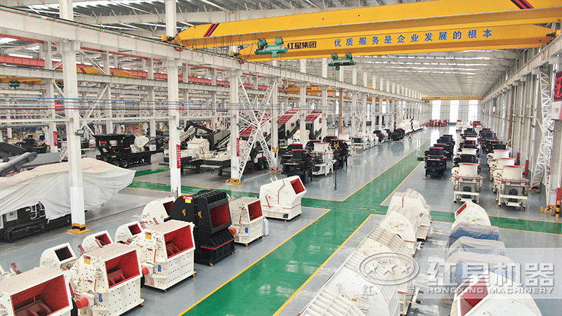 紅星破碎制砂設(shè)備生產(chǎn)車間，設(shè)備種類齊全