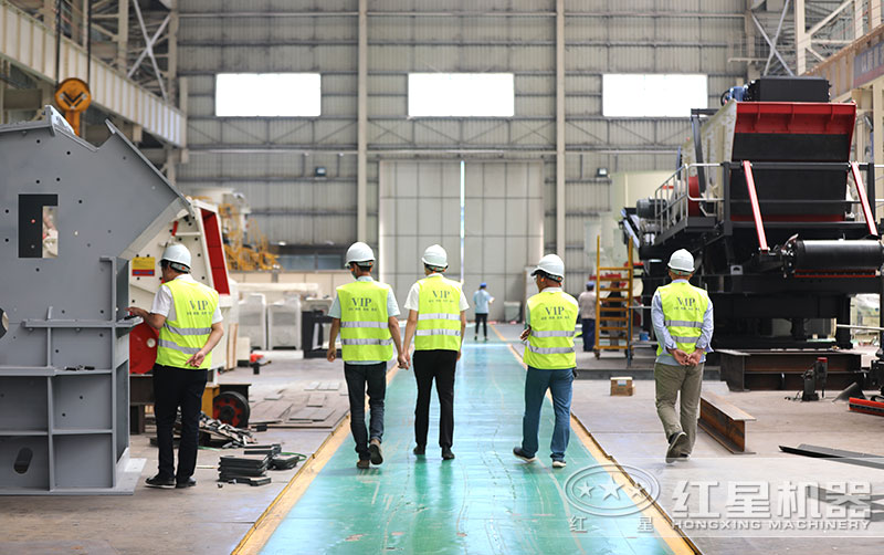 紅星機(jī)器磕石機(jī)廠家，客戶來(lái)實(shí)地考察