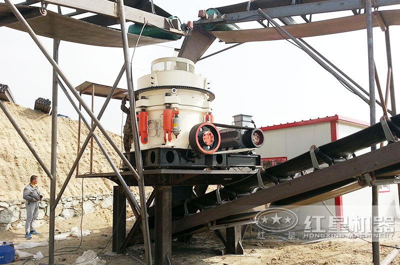 大型石料生產(chǎn)現(xiàn)場，配置顎式破碎機+圓錐破碎機