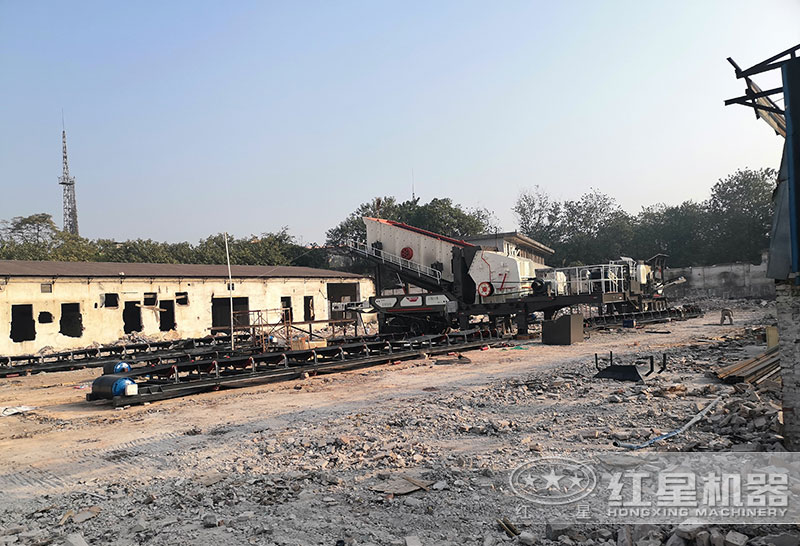 搭載反擊式破碎機(jī)的移動磕石機(jī)_小型碎石機(jī)施工現(xiàn)場