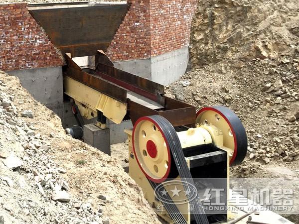 小型粉碎石頭機(jī)作業(yè)現(xiàn)場(chǎng) 小型粉碎石頭機(jī)作業(yè)現(xiàn)場(chǎng)