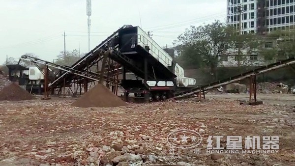 印尼鵝卵石車載移動(dòng)顎式破石機(jī)作業(yè)現(xiàn)場(chǎng) 印尼鵝卵石車載移動(dòng)顎式破石機(jī)作業(yè)現(xiàn)場(chǎng)
