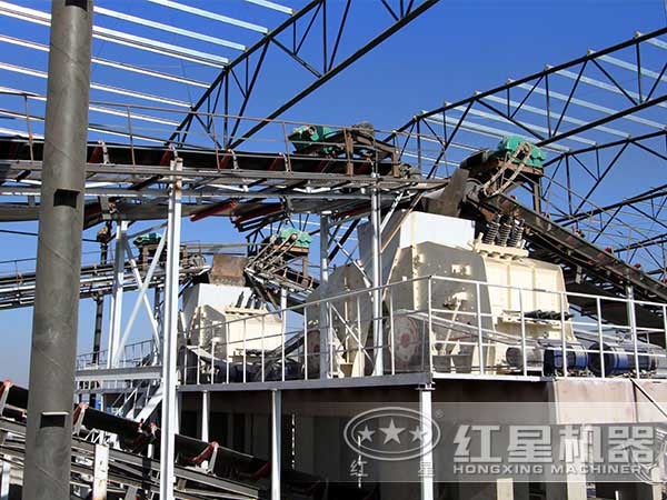 生產(chǎn)線上反擊式破碎機特寫 生產(chǎn)線上反擊式破碎機特寫