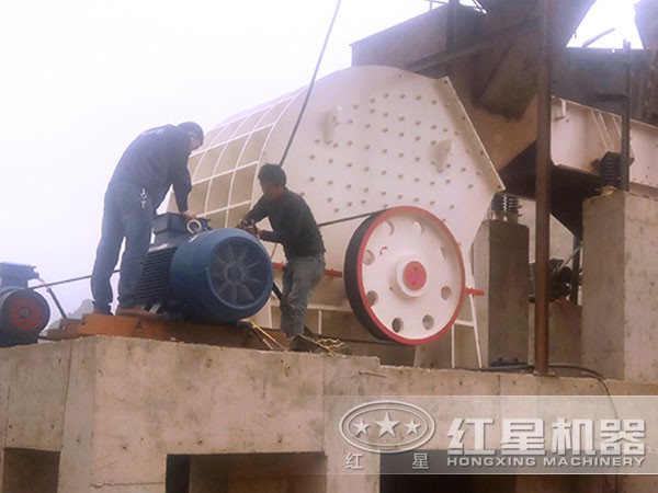 時(shí)產(chǎn)150噸錘式破石機(jī)_碎石機(jī)現(xiàn)場圖