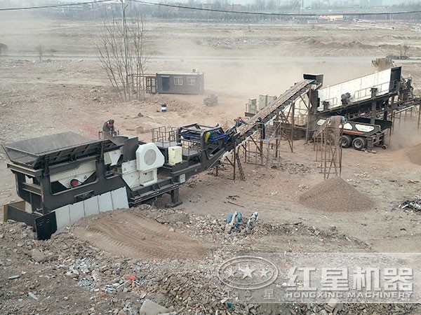 移動(dòng)粉碎機(jī)作業(yè)現(xiàn)場