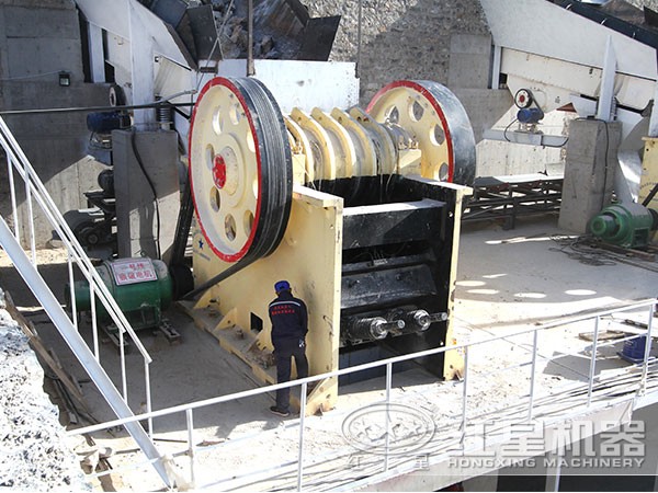 紅星廠家為用戶安裝鄂式破碎機(jī) 紅星廠家為用戶安裝鄂式破碎機(jī)