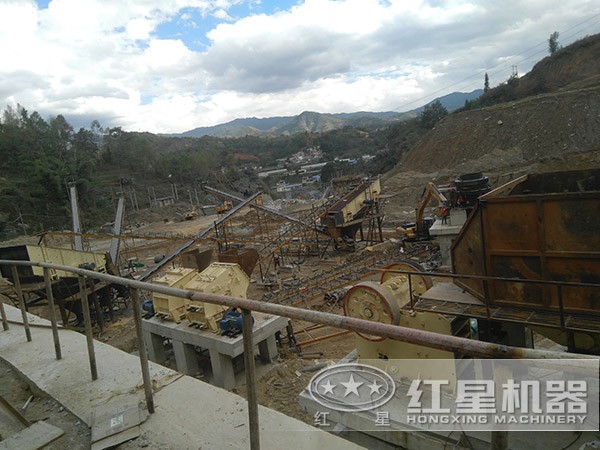 紅星礦石粉碎機現(xiàn)場 紅星礦石粉碎機現(xiàn)場