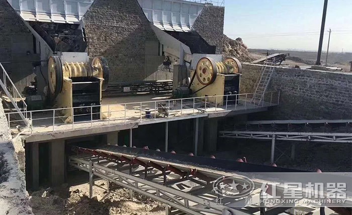 顎式破碎機(jī)用作石頭的粗碎，現(xiàn)場(chǎng)實(shí)拍