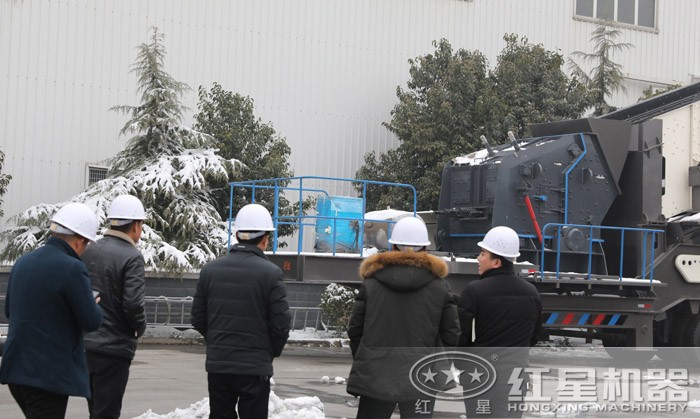 紅星技術(shù)人員講解移動小型石子機 紅星技術(shù)人員講解移動小型石子機