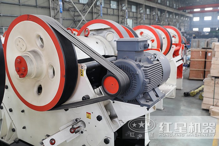 CJ顎式破碎機(jī)車(chē)間一角