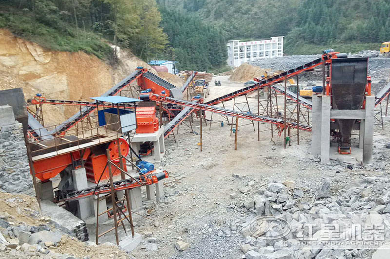 石頭破碎現(xiàn)場，處理中等硬度物料