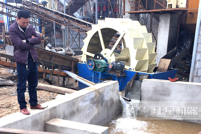 設(shè)置蓄水池，加入絮凝劑可實(shí)現(xiàn)水循環(huán)，環(huán)保