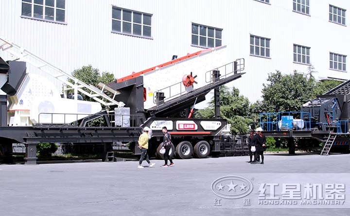 客戶(hù)參觀輪式自行破碎機(jī)械車(chē)廠區(qū)