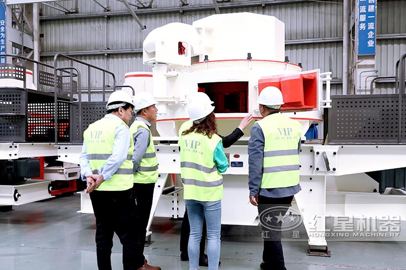 專業(yè)經(jīng)理為客戶講解制沙機設備