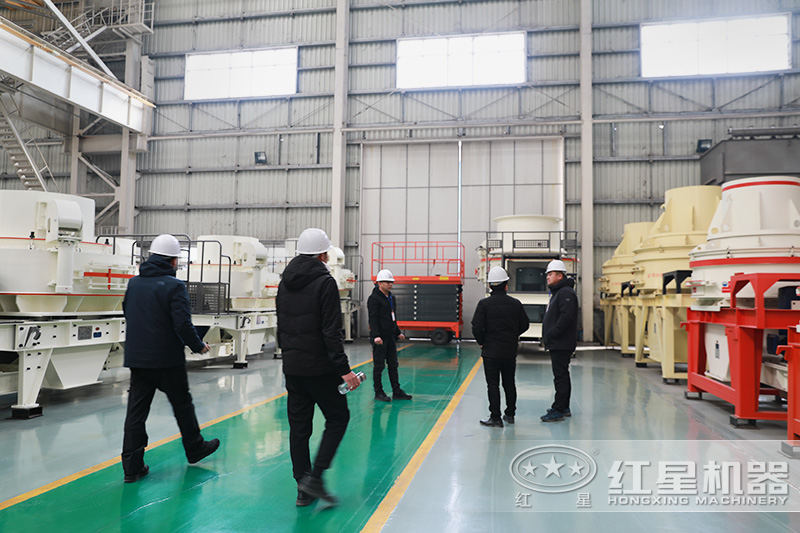 客戶在制砂機車間參觀，更多設(shè)備等你了解