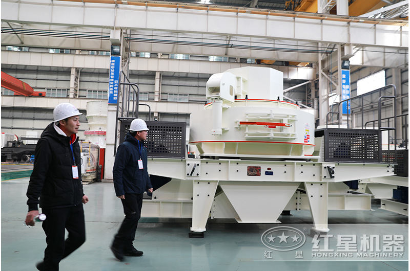 用戶參觀打細(xì)沙機(jī)器車間，對(duì)紅星設(shè)備贊不絕口