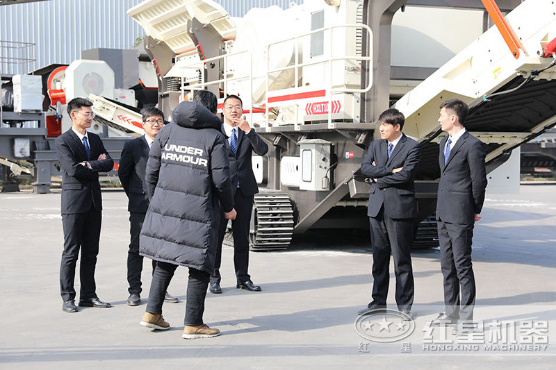 客戶來廠參觀流動粉碎機，專業(yè)團(tuán)隊一對一指導(dǎo)講解，現(xiàn)場演示