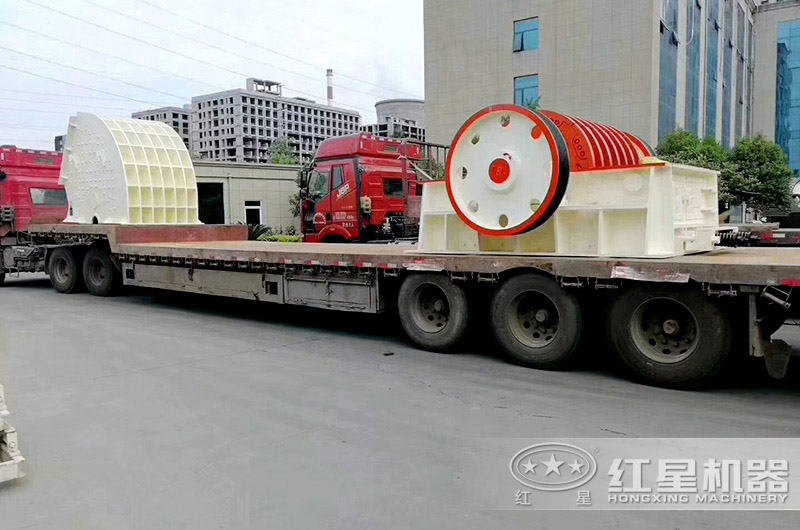 小型破碎機裝車完畢，等待發(fā)貨