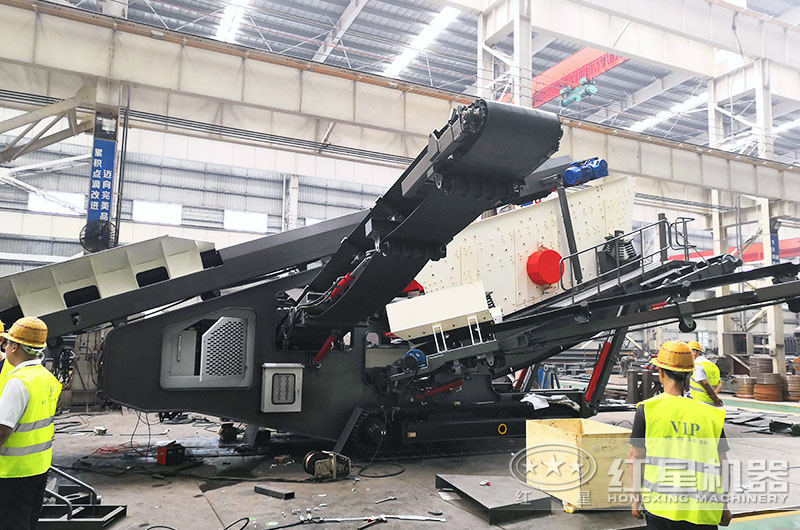 用戶來廠參觀履帶式小型流動(dòng)破碎機(jī)