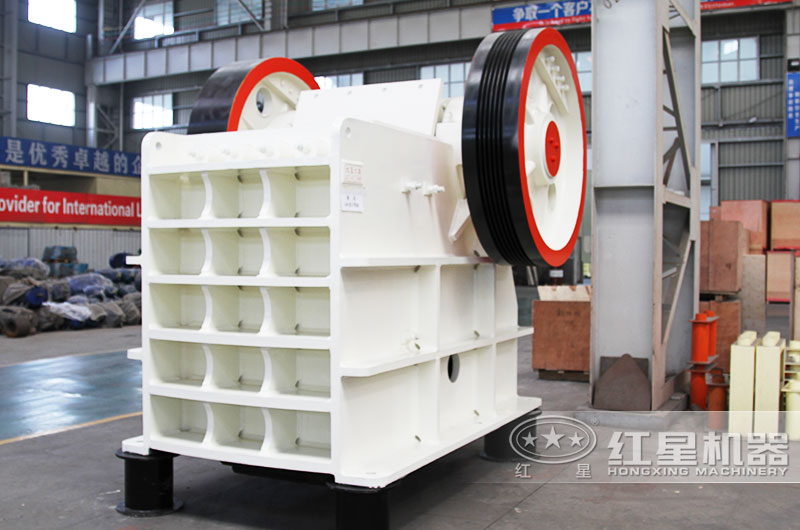 600×750的顎式破碎機生產(chǎn)能力為80-240t/h，進料口腔深