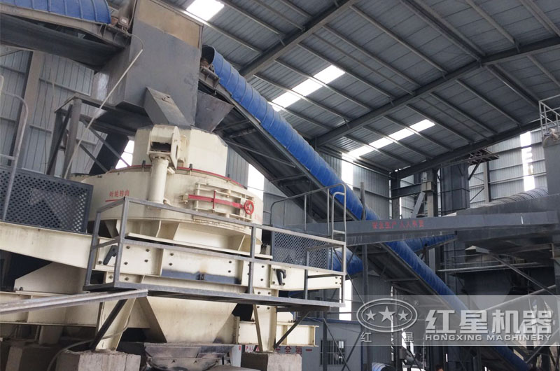 鵝卵石制砂機(jī)鞏義作業(yè)現(xiàn)場，密封作業(yè)更環(huán)保