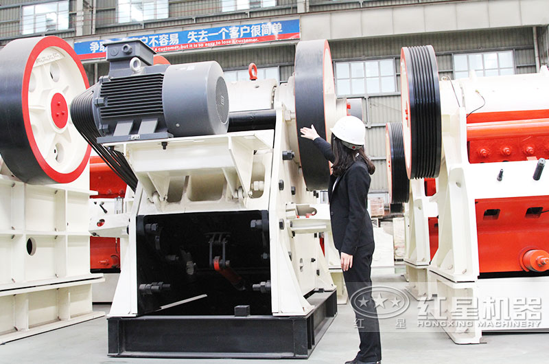 鄂式破石機(jī)進(jìn)料口大，破碎腔深