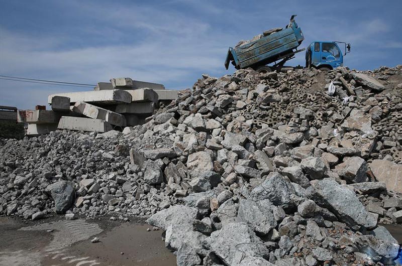 堆積如山的廢棄磚渣、磚塊