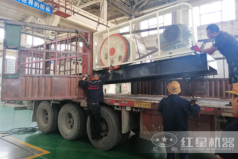 紅星機(jī)器雙齒輥破碎機(jī)廠(chǎng)家車(chē)間發(fā)貨